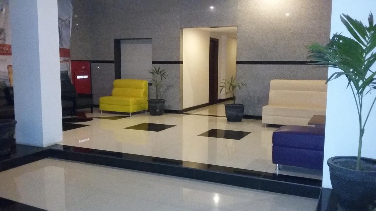 Hotel Kharisma Madiun Exterior photo