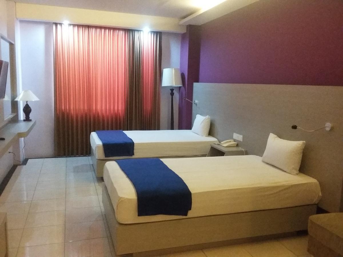 Hotel Kharisma Madiun Exterior photo