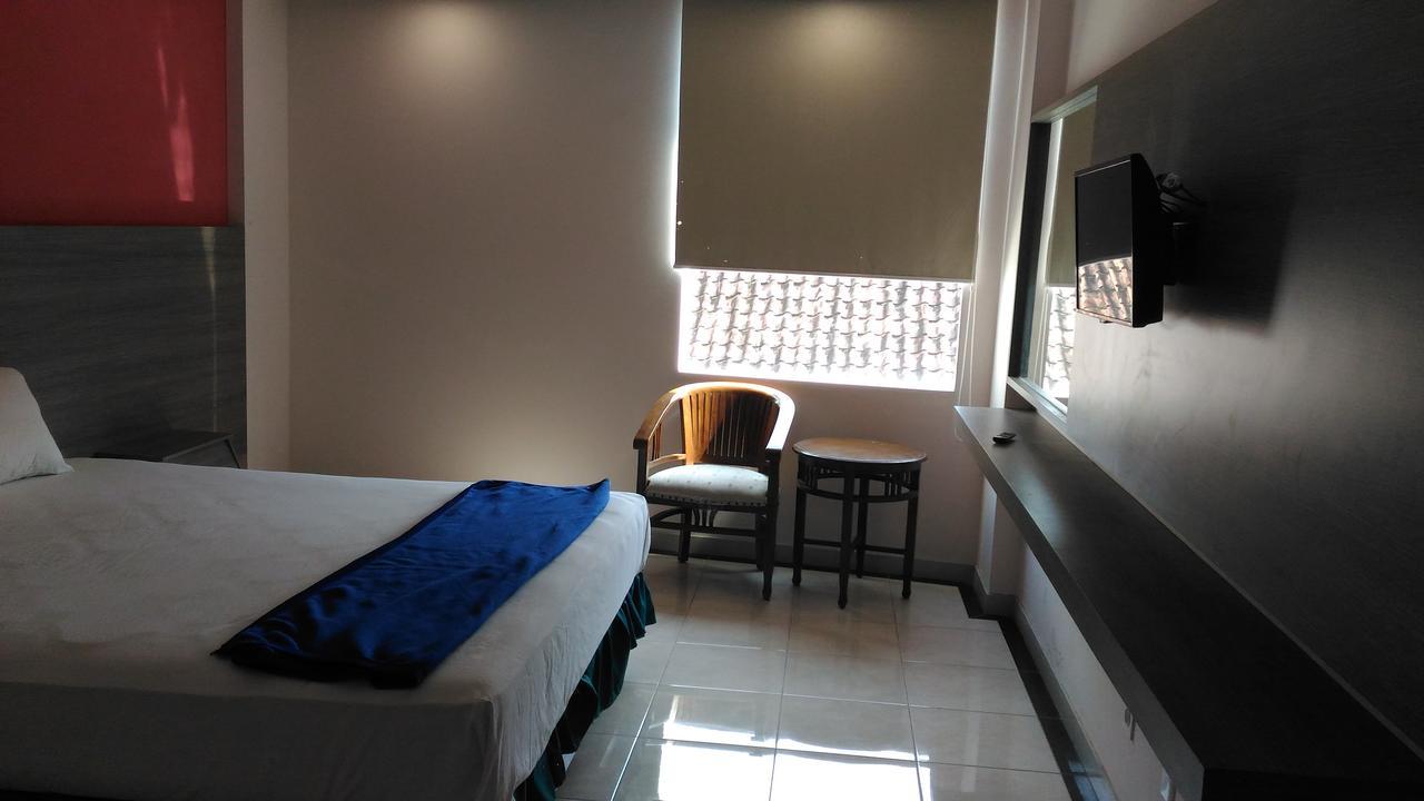 Hotel Kharisma Madiun Exterior photo
