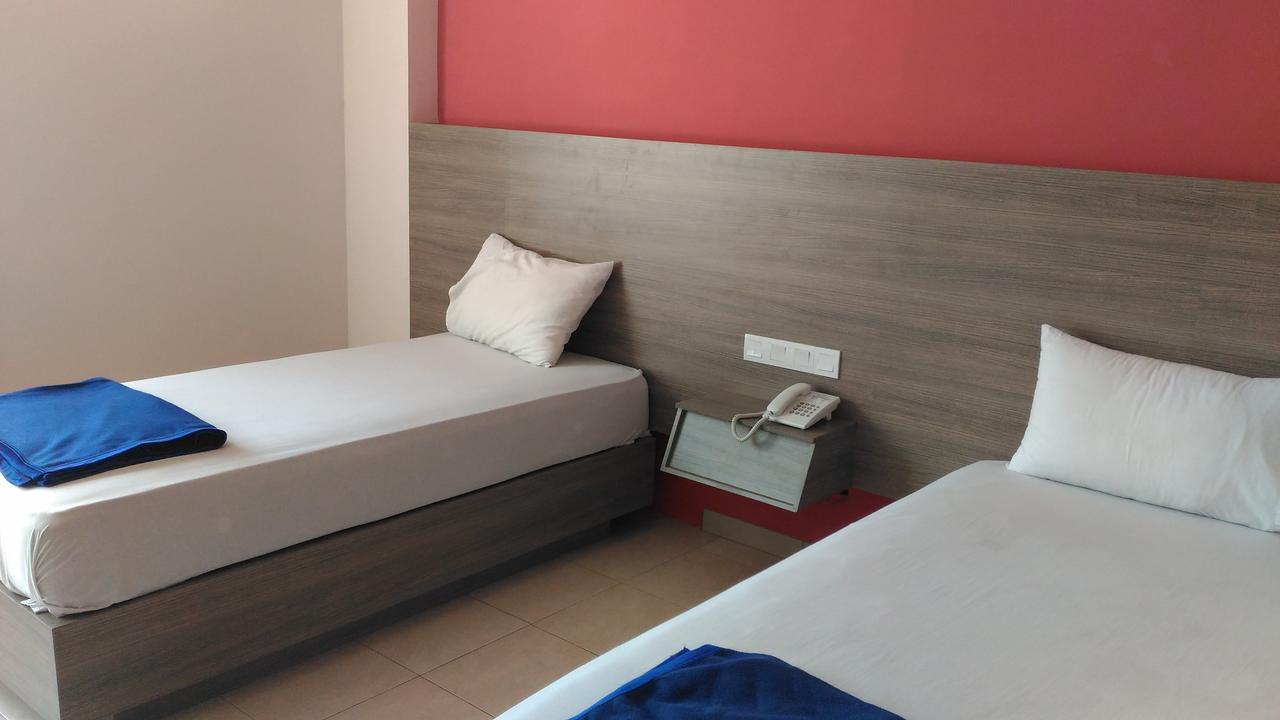 Hotel Kharisma Madiun Exterior photo
