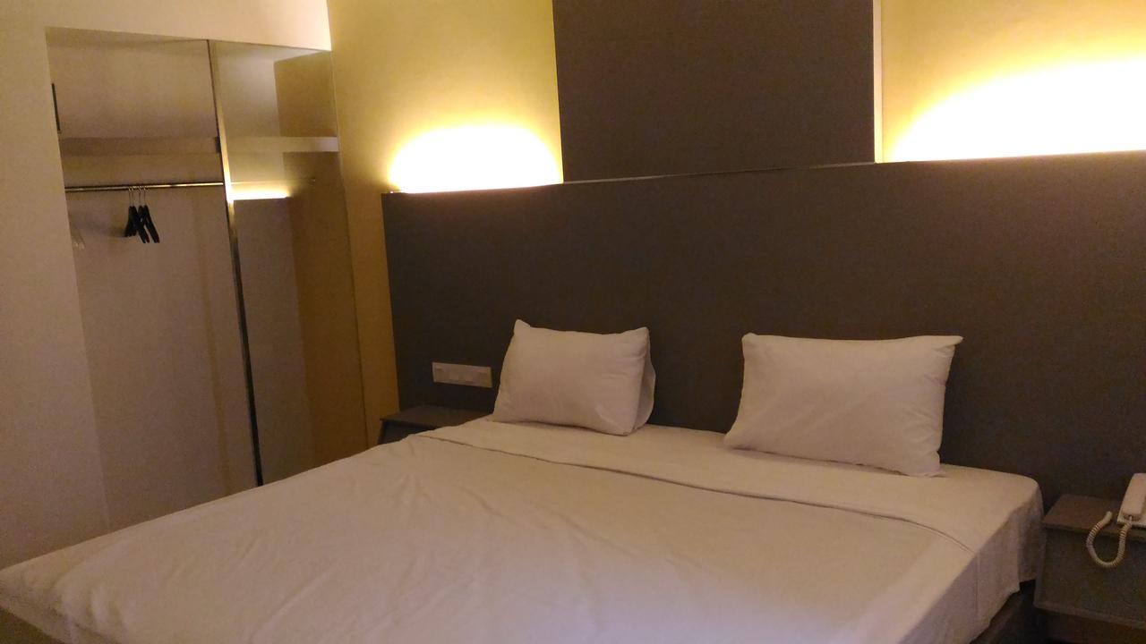 Hotel Kharisma Madiun Exterior photo