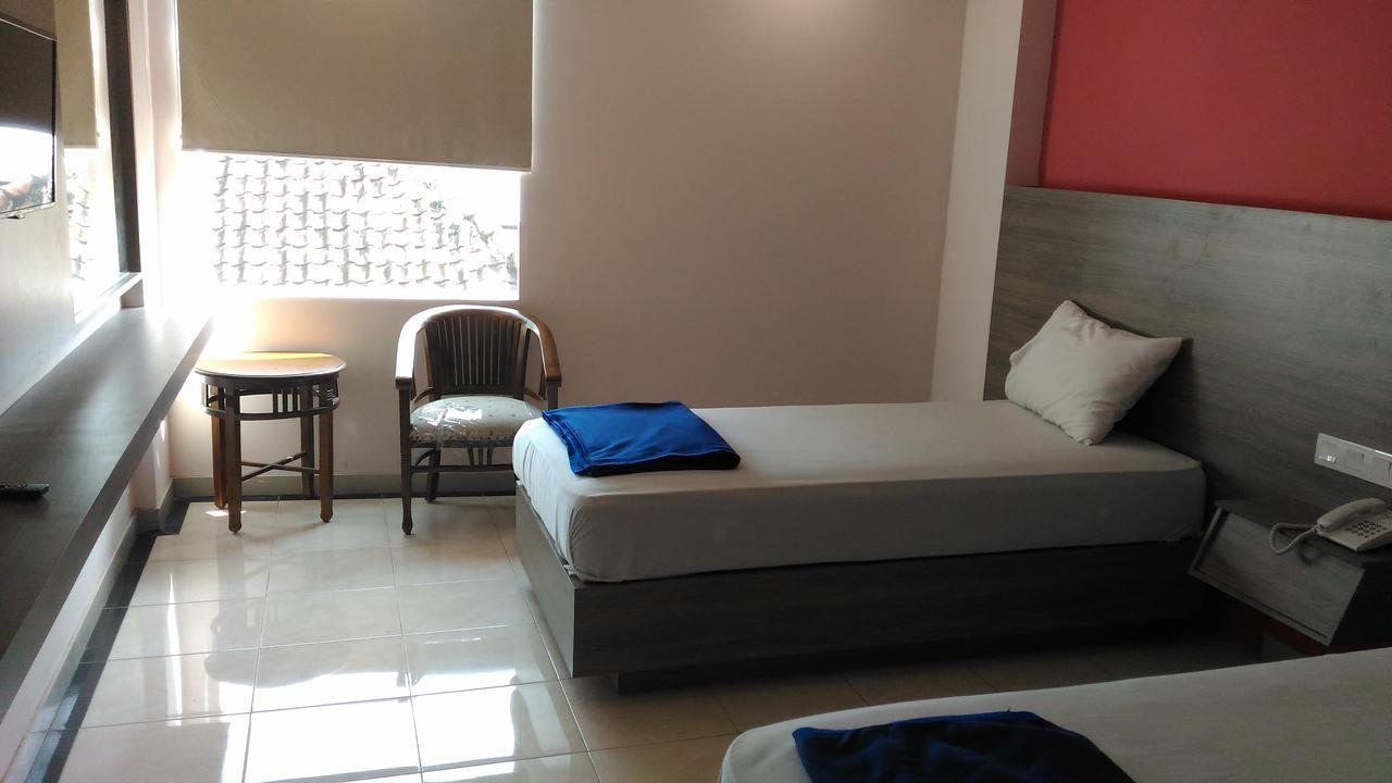 Hotel Kharisma Madiun Exterior photo