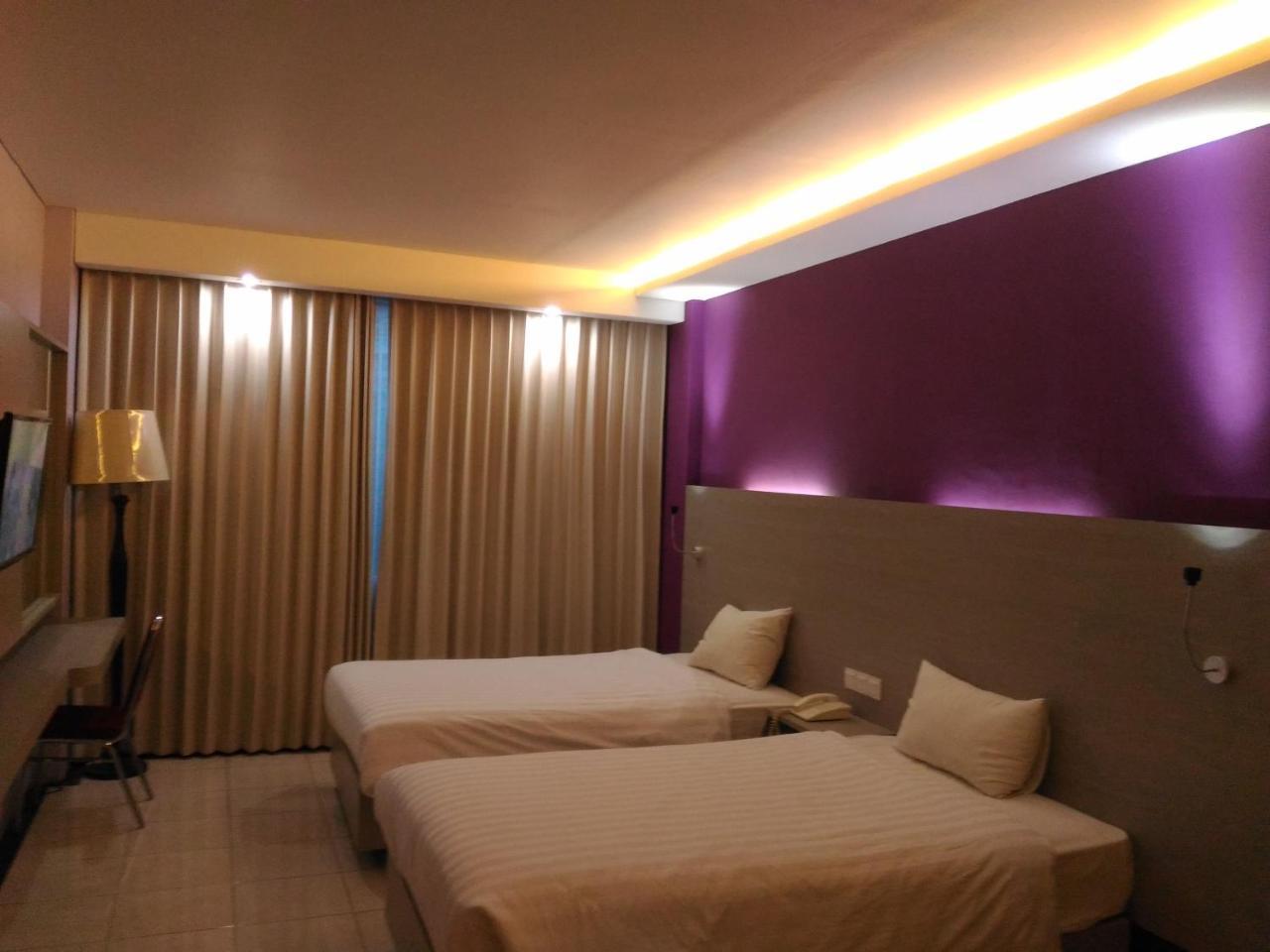 Hotel Kharisma Madiun Exterior photo